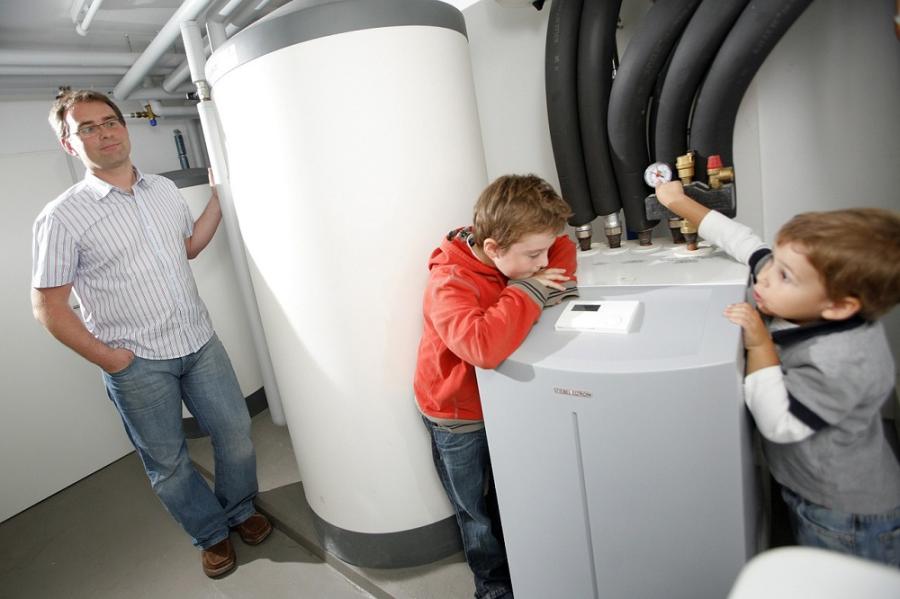 Door de toenemende vraag naar zonnepanelen en warmtepompen zijn tekorten aan grondstoffen en chips ontstaan. Dat betekent dat consumenten langer moeten wachten op de plaatsing van zonnepanelen. 